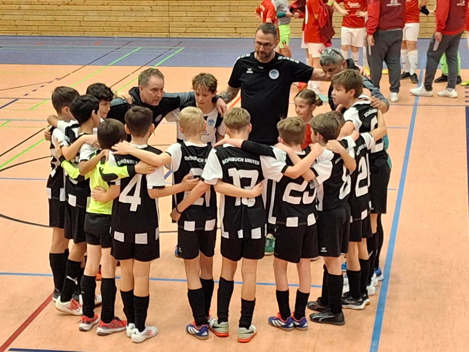 Gemeinsame Besprechung beider Teams