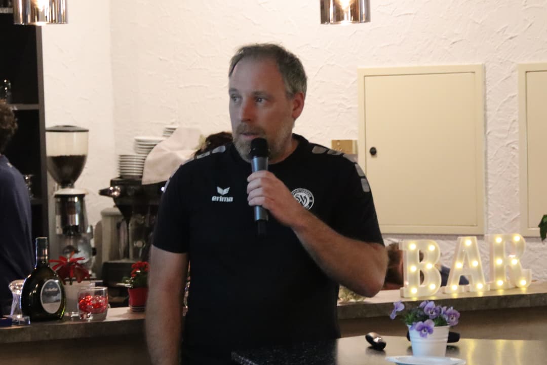 Björn Kittelmann erläutert den Stand und alles Wichtige zur Fußball-Abteilung