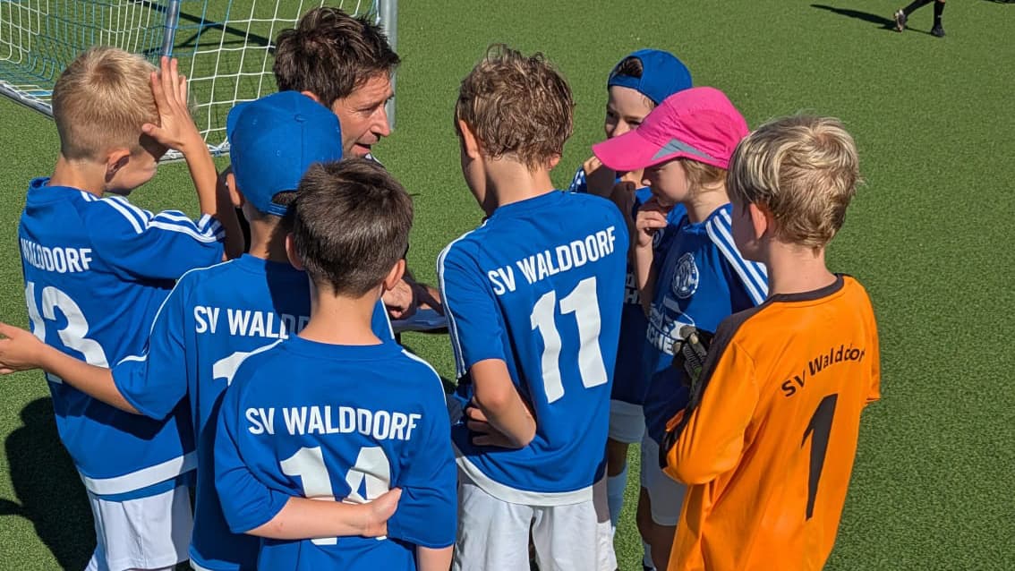 Team-Besprechung - F-Junioren lauschen gespannt dem Matchplan des Trainers